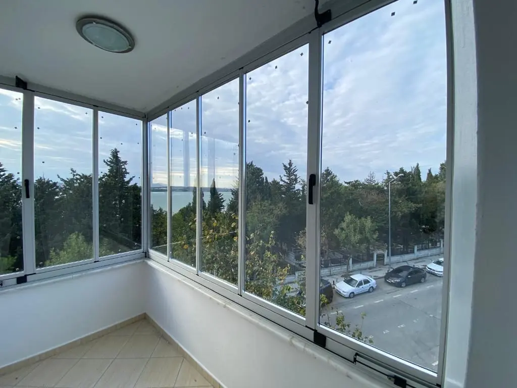 Beylikdüzü 3+1 daire katlanır cam balkon montajı
